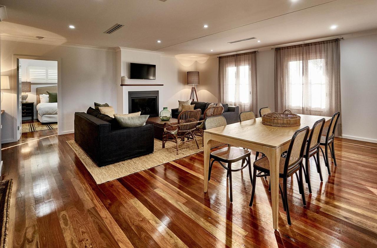 Goonoo Goonoo Station Hotel Tamworth Exterior foto A living room with a fireplace