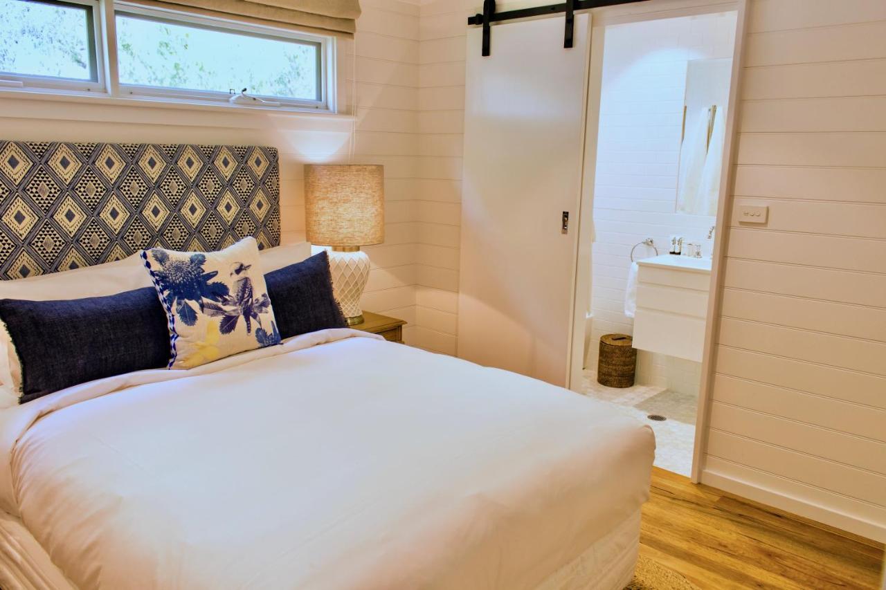 Goonoo Goonoo Station Hotel Tamworth Exterior foto A bedroom with a sliding barn door