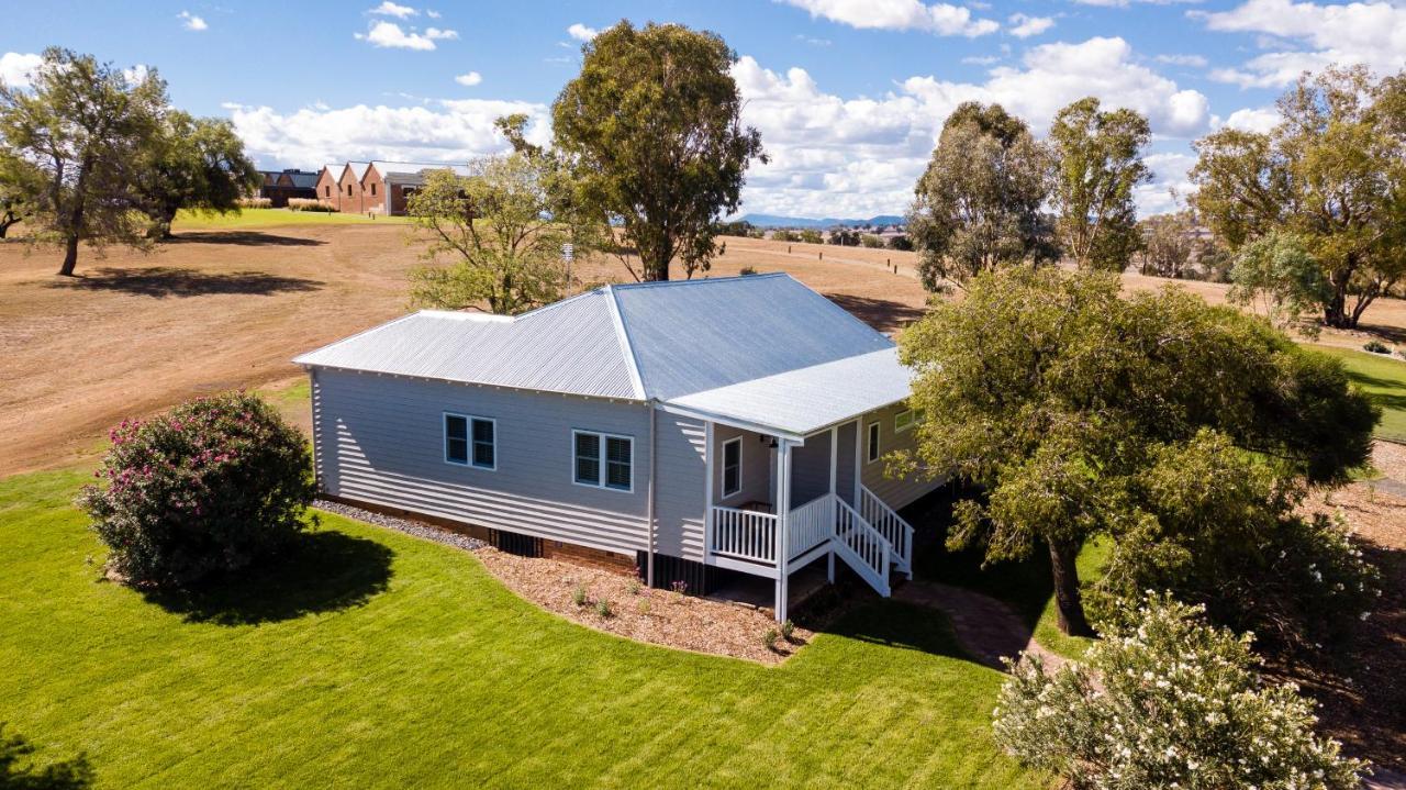 Goonoo Goonoo Station Hotel Tamworth Exterior foto The former school at the Old Scotch College, now a private residence